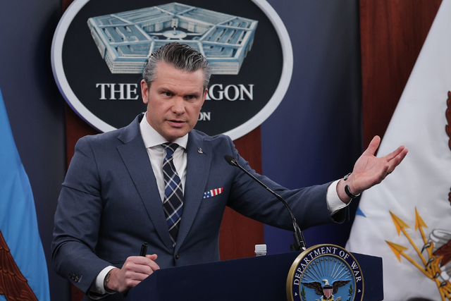<p>Según se informa, los funcionarios apodaron a Pete Hegseth “Dumb McNamara” (McNamara el tonto), comparándolo con Robert McNamara, secretario de Defensa de la época de Vietnam.</p>