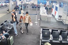 ICE está transportando a migrantes en vuelos comerciales