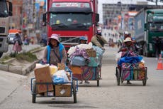 Transportistas públicos y gobierno boliviano dialogan en segundo día de huelga