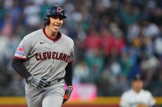 Novato Chase DeLauter pega 2 jonrones en su 1er juego; Guardianes se imponen 6-4 a Marineros