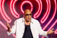Taylor Swift ayuda Vin Diesel durante un desliz en los premios iHeartRadio Music