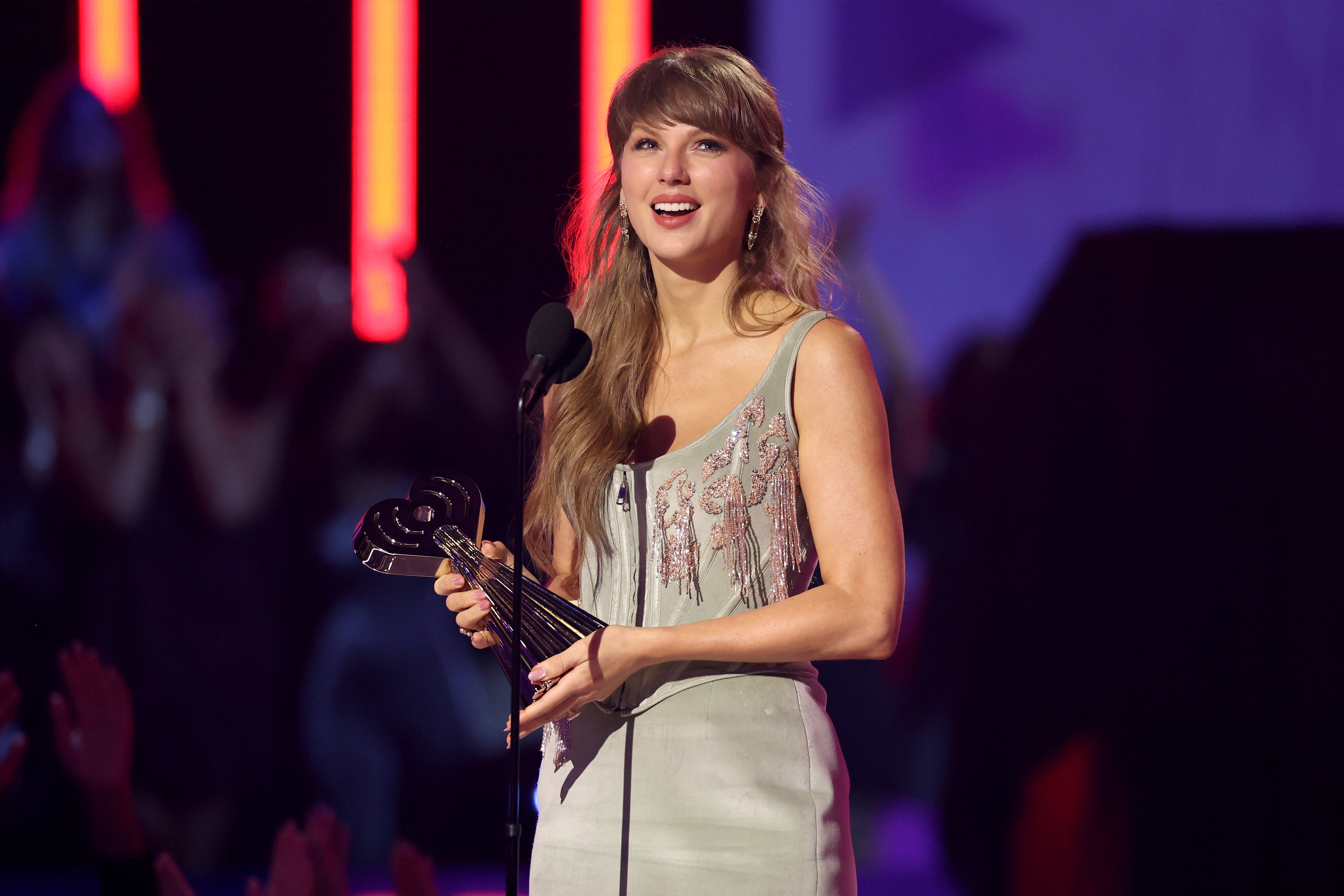 Taylor Swift recoge el premio al álbum pop del año en el escenario durante la ceremonia de los iHeartRadio Music Awards de 2026