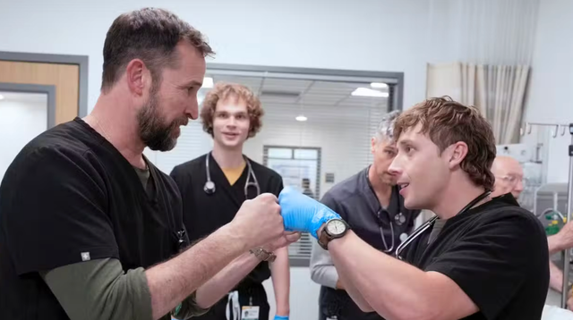 Noah Wyle y Gerran Howell en 'The Pitt'