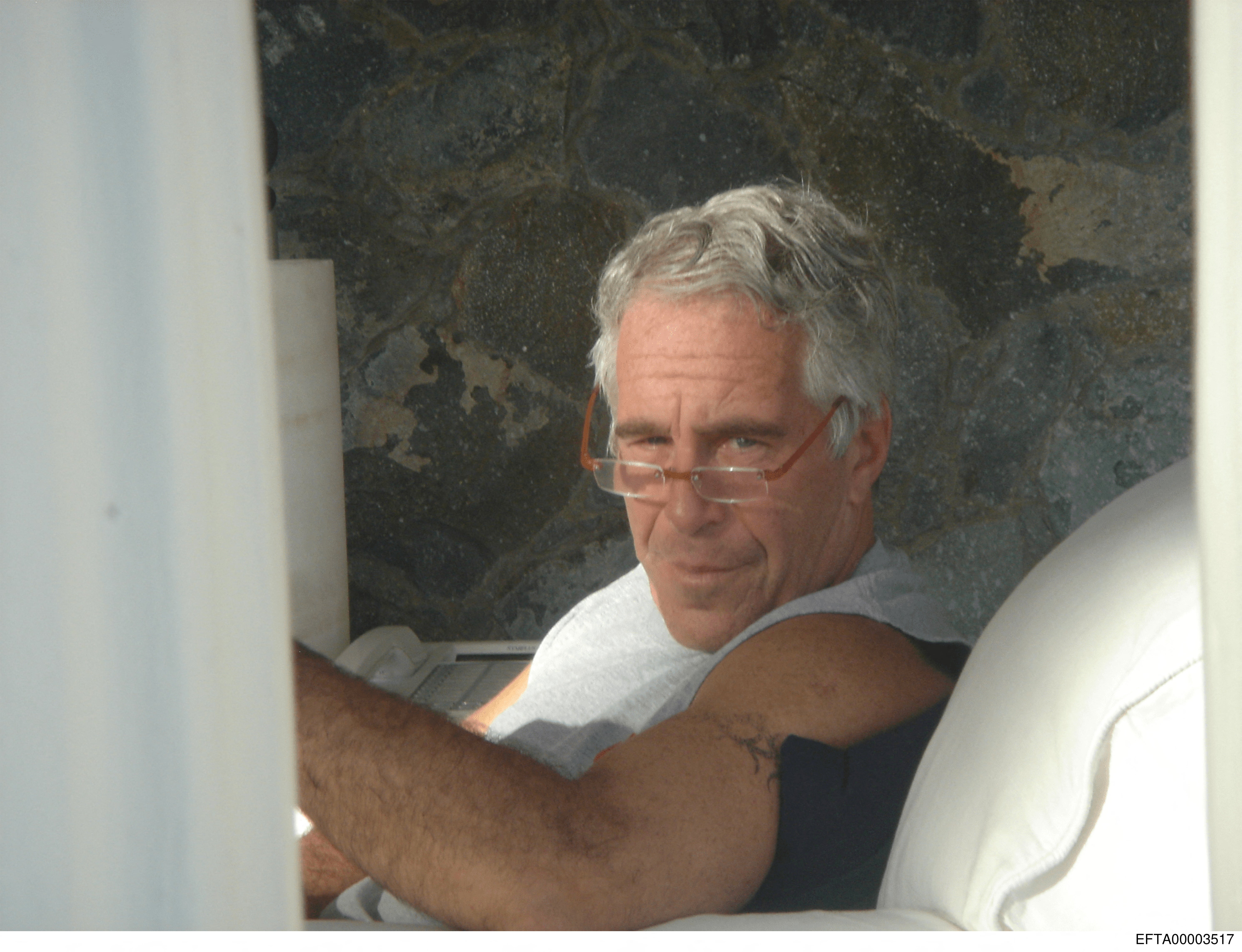 <p>Las víctimas de los abusos de Jeffrey Epstein han presentado una demanda colectiva contra la Administración Trump y Google por no haber protegido, supuestamente, sus nombres e información personal frente a su divulgación en los expedientes de Epstein del Departamento de Justicia</p>