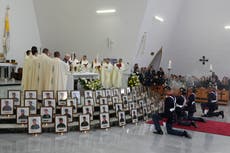 Militares rinden homenaje a las 69 víctimas del accidente aéreo en Colombia