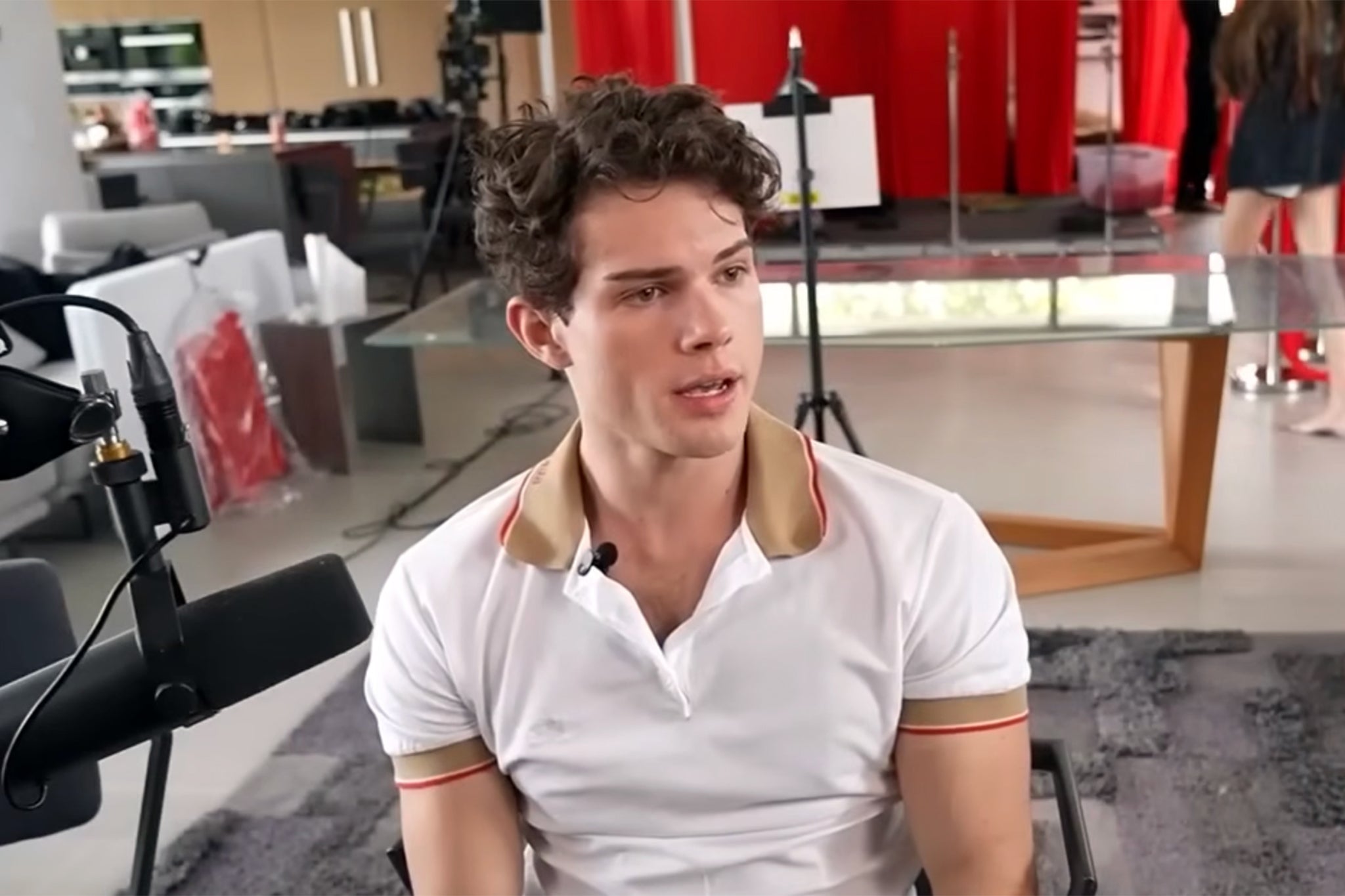 Peters es conocido por haber popularizado el término “looksmaxxing”, que se refiere a la teoría de que potenciar al máximo el aspecto físico es la clave para alcanzar una superioridad general