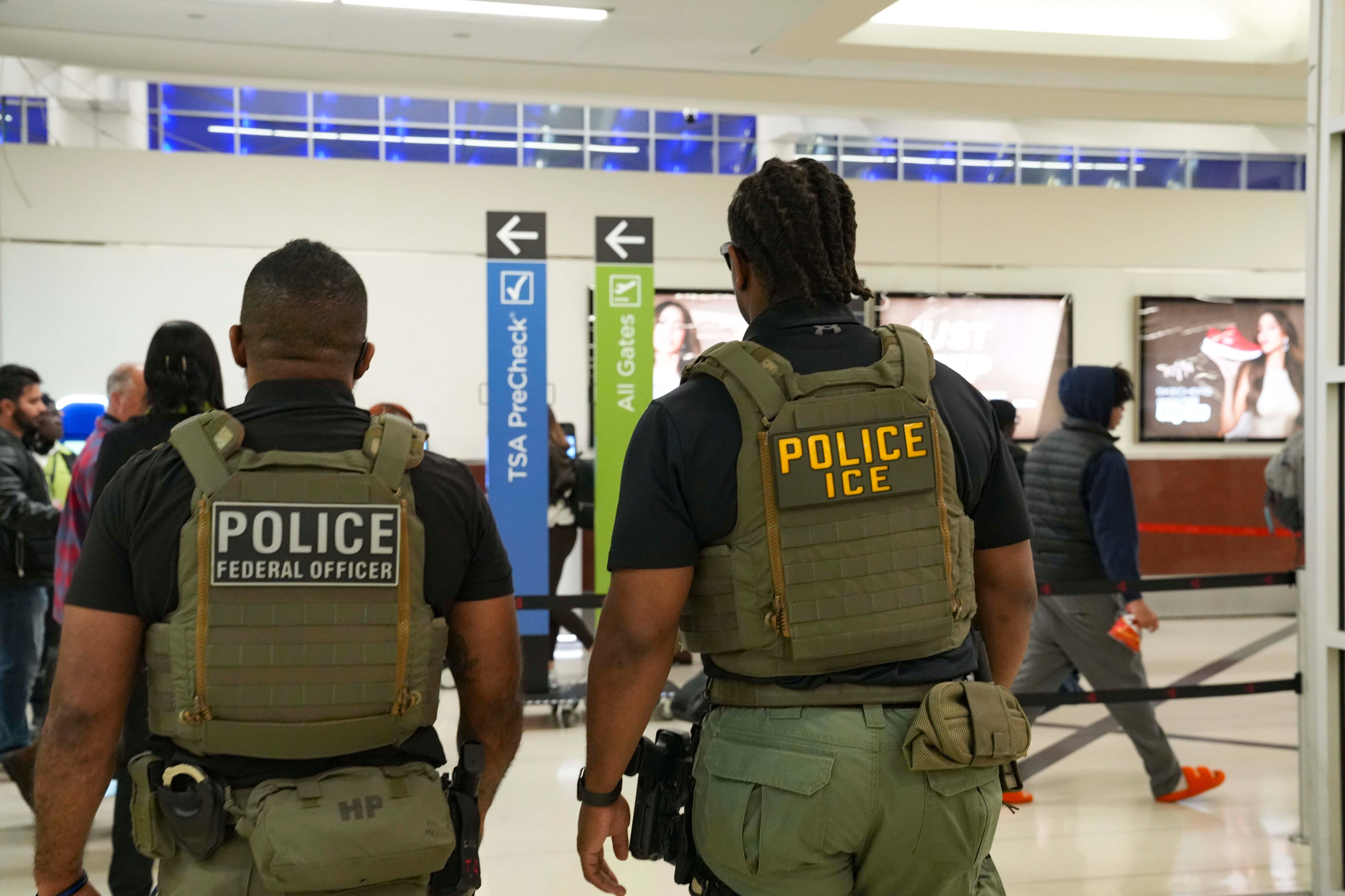 Agentes de ICE fueron enviados a aeropuertos para aliviar la presión sobre el personal de la TSA