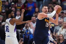 Jokic firma otro triple-doble y Denver borra 13 puntos para vencer 135-129 a Utah