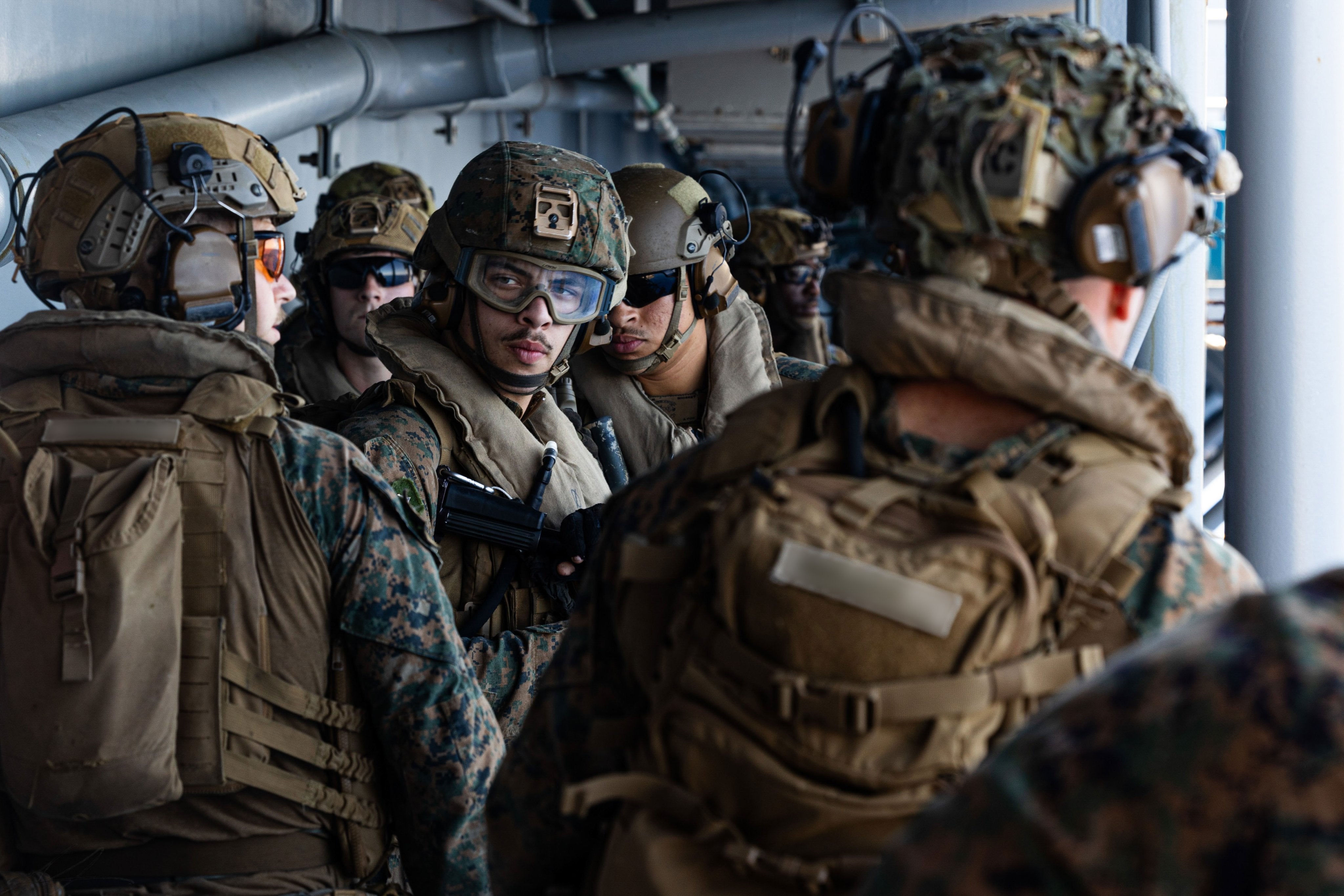 Marineros y marines estadounidenses a bordo del USS Tripoli (Comando Central de EE. UU.).