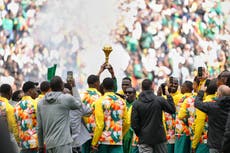 Senegal desafía a la CAF y desfila el trofeo de la Copa Africana pese a que le retiraron el título