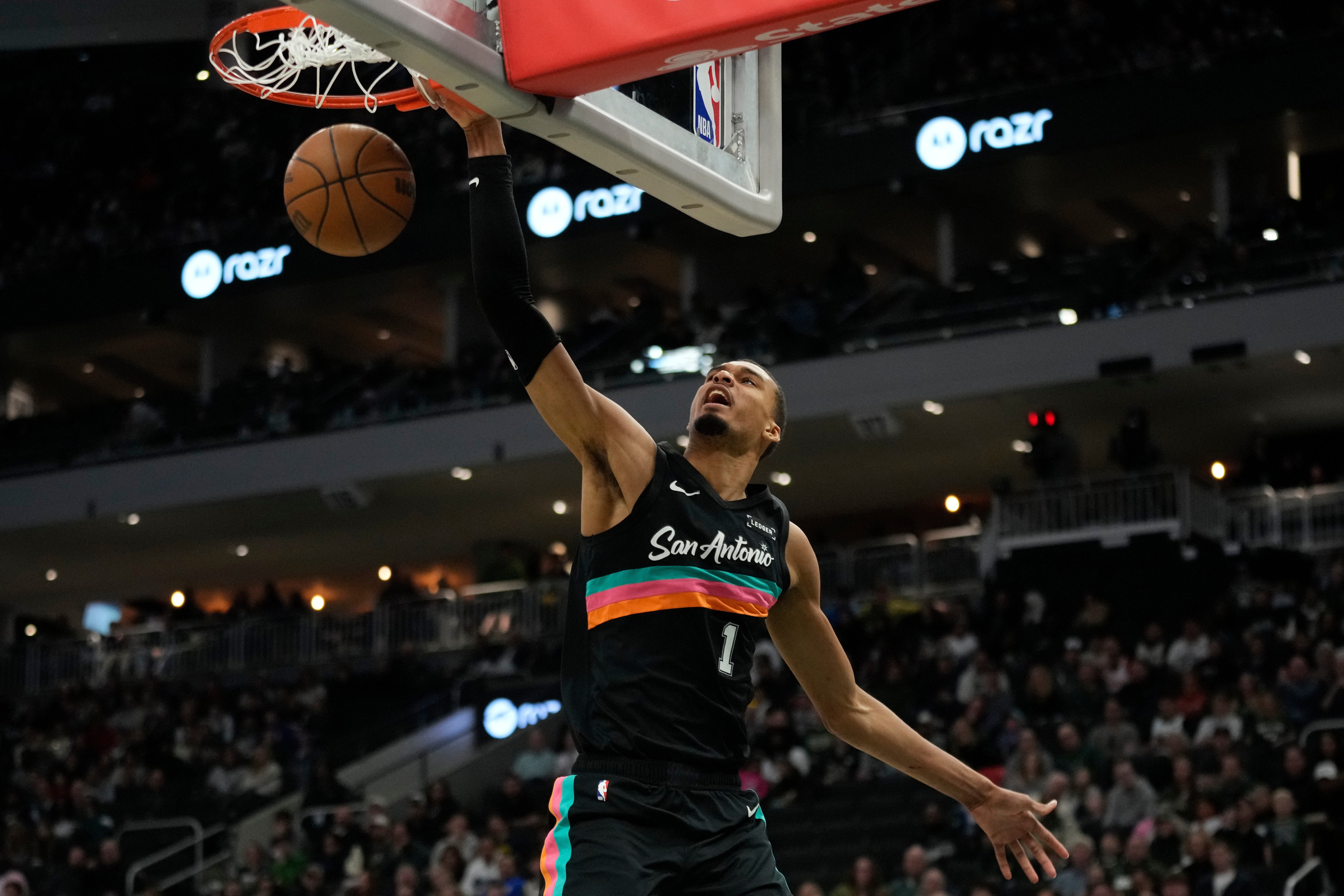 Spurs aplastan 127-95 a los Bucks para su octava victoria seguida