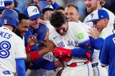 Ernie Clement conecta hit que pone fin al juego en la 11ma y Azulejos superan 8-7 a Atléticos