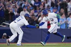 Springer, Okamoto y Sánchez conectan jonrón y Azulejos vencen 5-2 a Atléticos para barrer serie