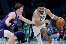 Tatum anota 32 y los Celtics vencen 114-99 a los Hornets para su tercera victoria seguida