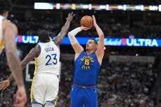 Jokic impone su ley y Denver aplasta 116-93 a unos Warriors mermados