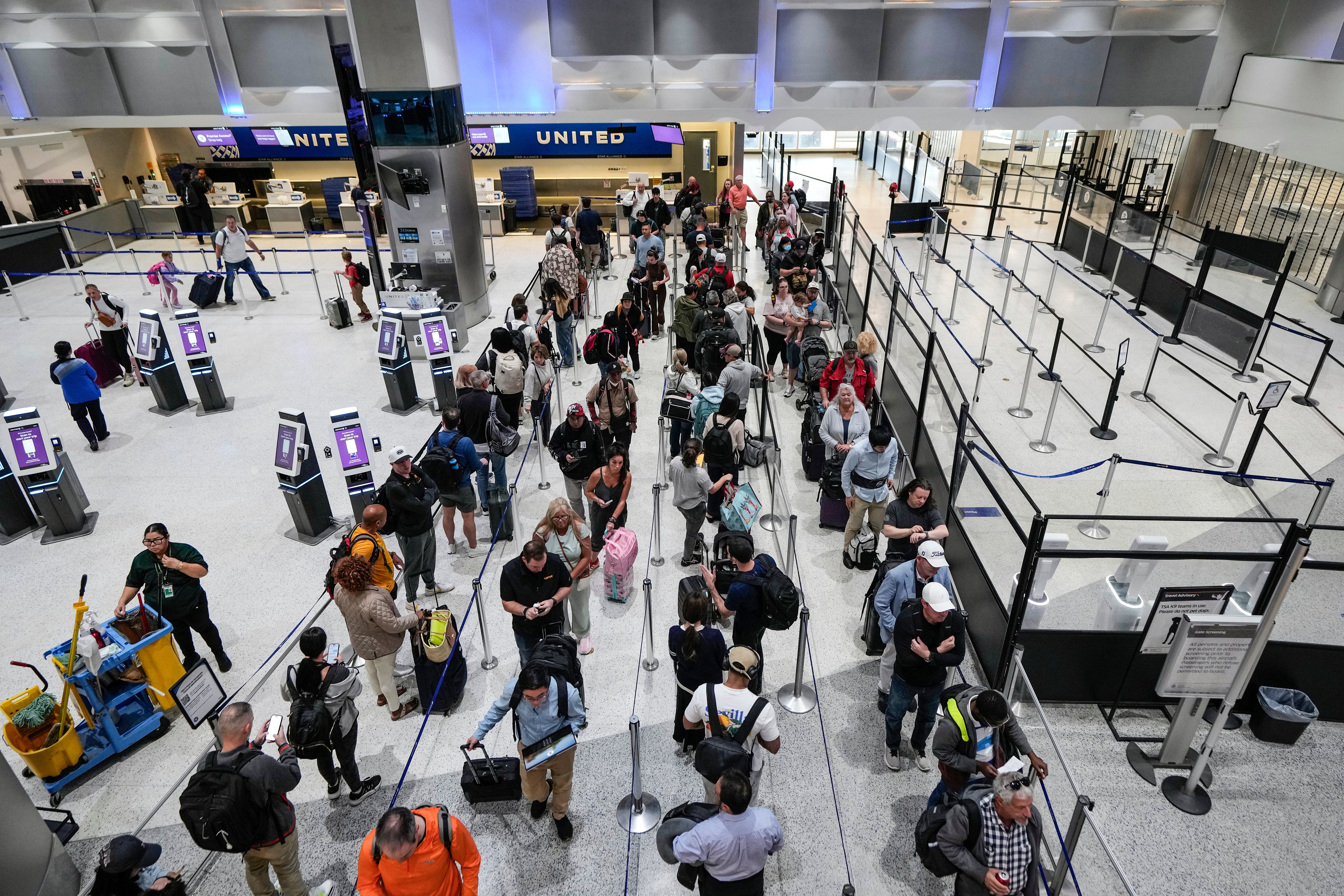 <p>Algunos aeropuertos piden a los pasajeros no llegar cuatro o más horas antes, porque eso retrasa las filas de quienes tienen vuelos más próximos  </p>