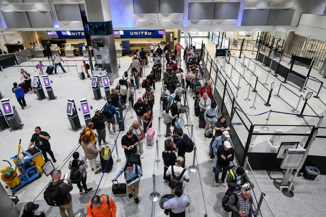 <p>Algunos aeropuertos piden a los pasajeros no llegar cuatro o más horas antes, porque eso retrasa las filas de quienes tienen vuelos más próximos  </p>