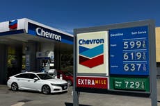 El alza de la gasolina golpea doble a quienes usan su auto para trabajar