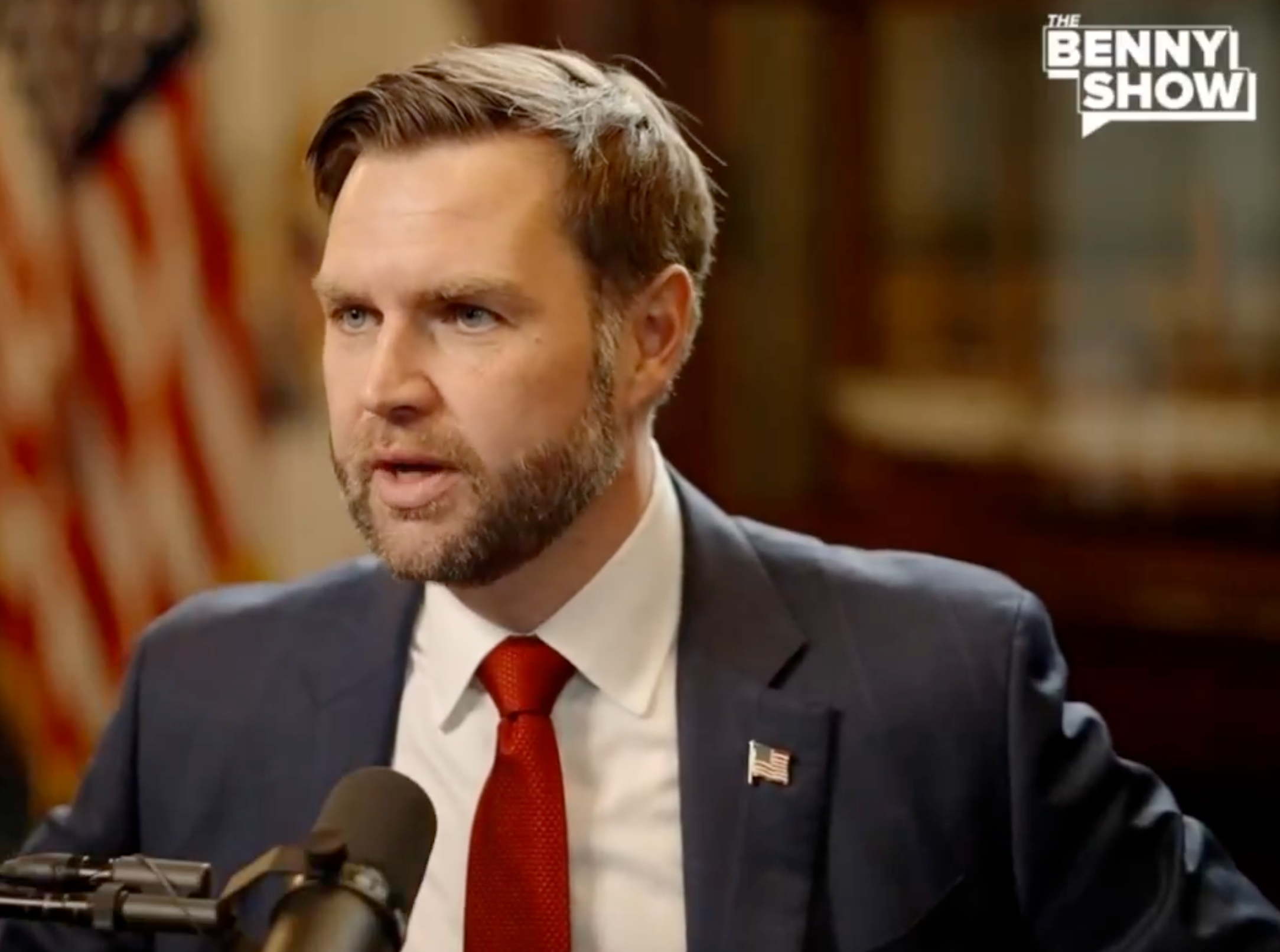 El vicepresidente J. D. Vance acusó a la congresista demócrata por Minnesota, Ilhan Omar, de haber cometido fraude migratorio durante una entrevista con el influencer pro-MAGA Benny Johnson