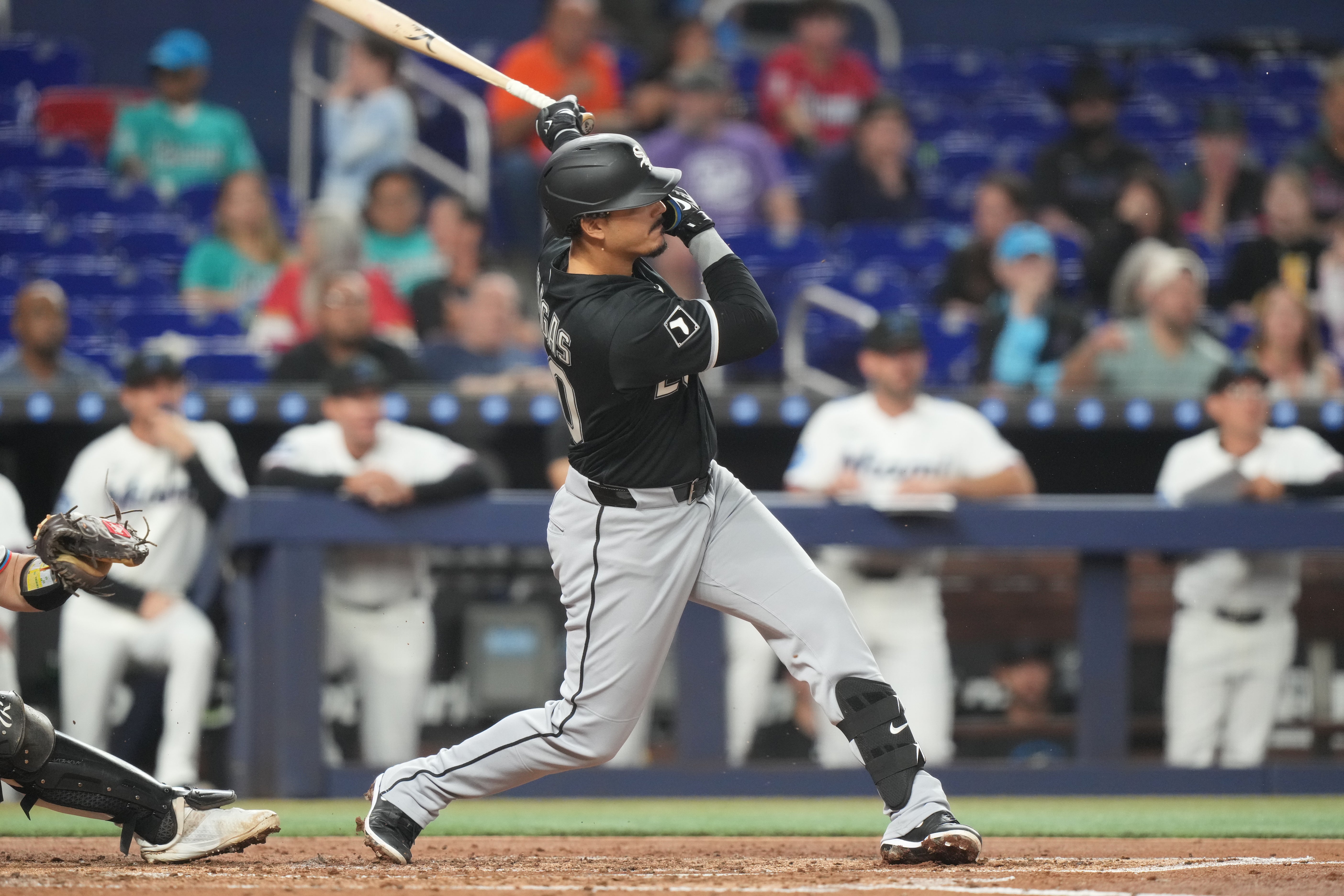 Miguel Vargas pega grand slam y Medias Blancas vencen 9-4 a Marlins
