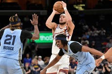 Devin Booker encesta 36 puntos y Phoenix vence 131-105 a Memphis