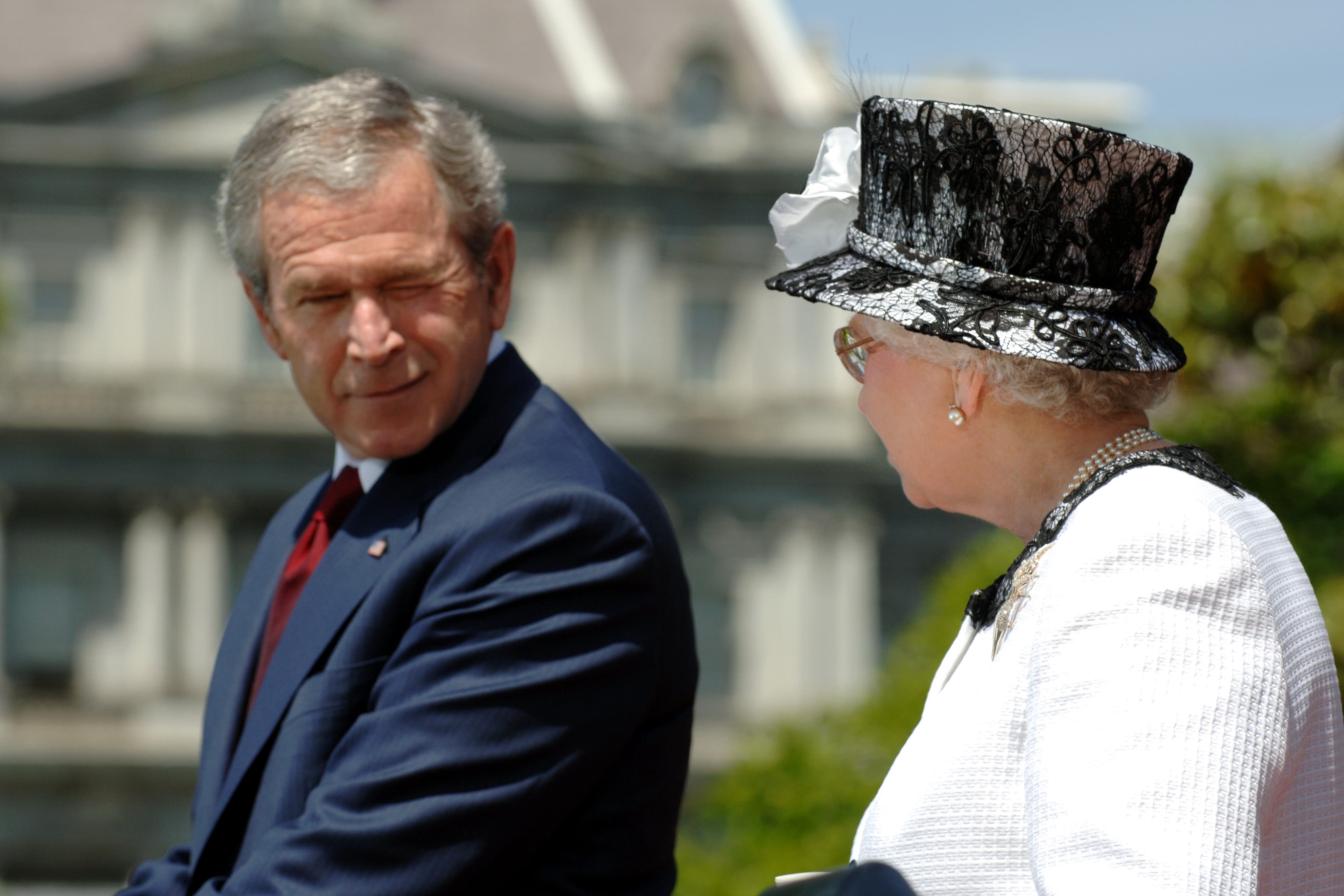 El presidente estadounidense George W. Bush le guiña un ojo a la reina Isabel II durante su visita de Estado de 2007 (Fiona Hanson/PA) (PA Archive)