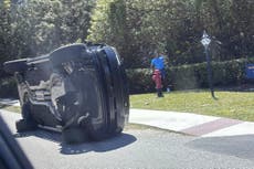 Tiger Woods dijo a la policía que estaba mirando su teléfono antes del choque
