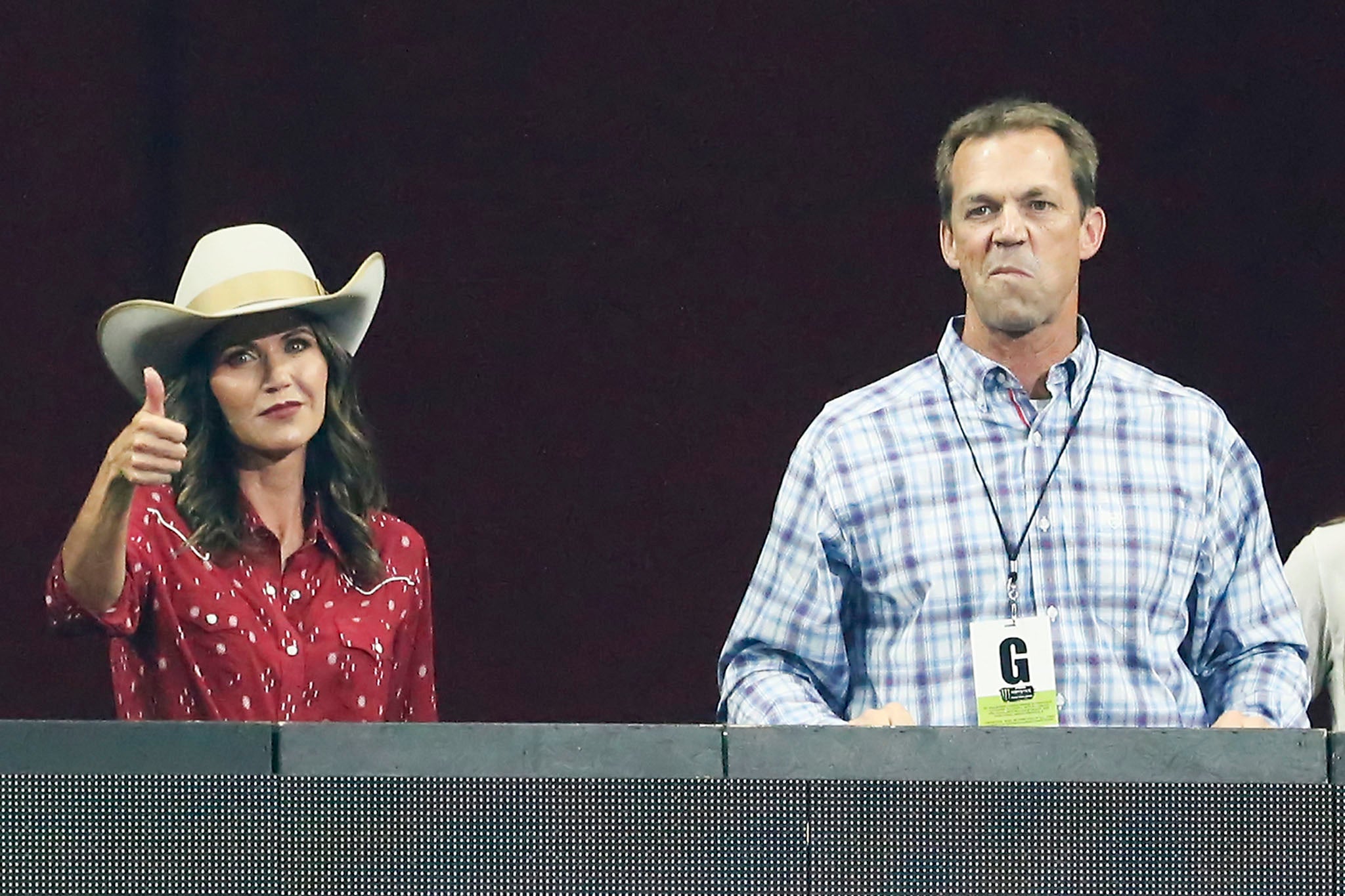 Kristi Noem quedó “desconcertada” por un informe en el que se afirmaba que su marido, Bryon Noem, había estado publicando en Internet fotos de sí mismo vestido de mujer, lo que, según los expertos, podría haberla expuesto a un mayor riesgo de ser chantajeada