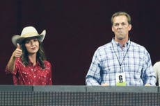 Kristi Noem desconcertada por fotos de su esposo que la expusieron a chantaje