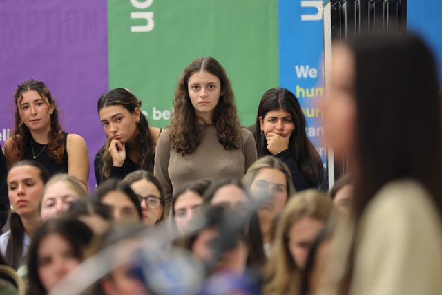 <p>Durante años se ha creído que los introvertidos, más callados y menos sociables, son mejores oyentes, pero un nuevo estudio cuestiona esa creencia  </p>