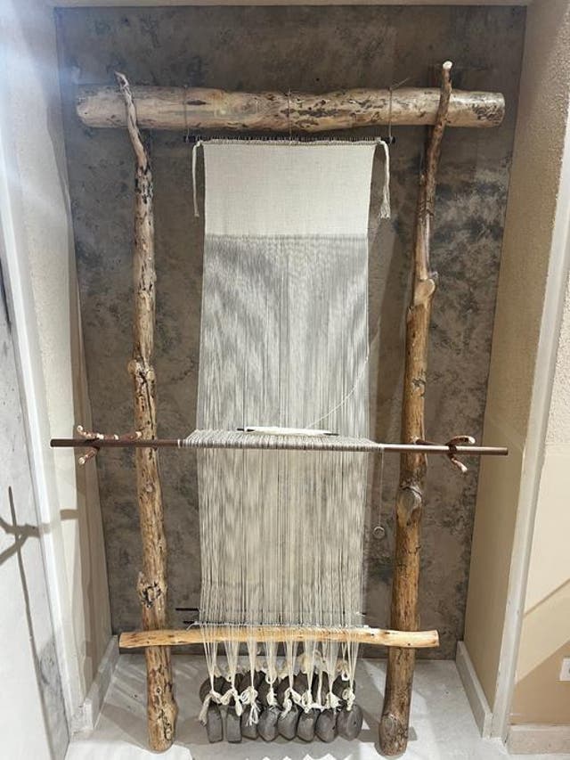 <p>Reconstrucción de un telar de la Edad de Oro</p>