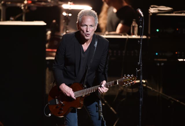 <p>Lindsey Buckingham fue agredido el miércoles por una mujer que, según la policía, es “sospechosa de acoso”</p>