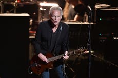 Guitarrista de Fleetwood Mac fue atacado por una mujer con una sustancia desconocida