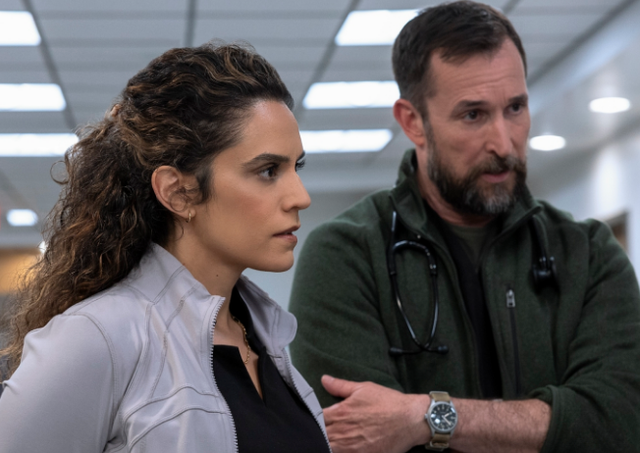 <p>Los protagonistas de <em>The Pitt</em>, Sepideh Moafi y Noah Wyle <em>(HBO Max).</em></p>