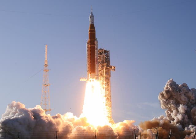 <p>Artemis II despega rumbo al espacio profundo y horas después la tripulación enfrenta un problema con el baño  </p>