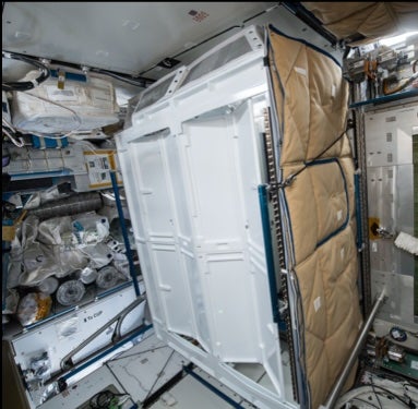 La configuración de doble cabina que se ve aquí ya fue instalada en la estación espacial y albergará el Waste Hygiene Compartment, actualmente en uso allí, junto con el sistema UWMS durante esta demostración tecnológica
