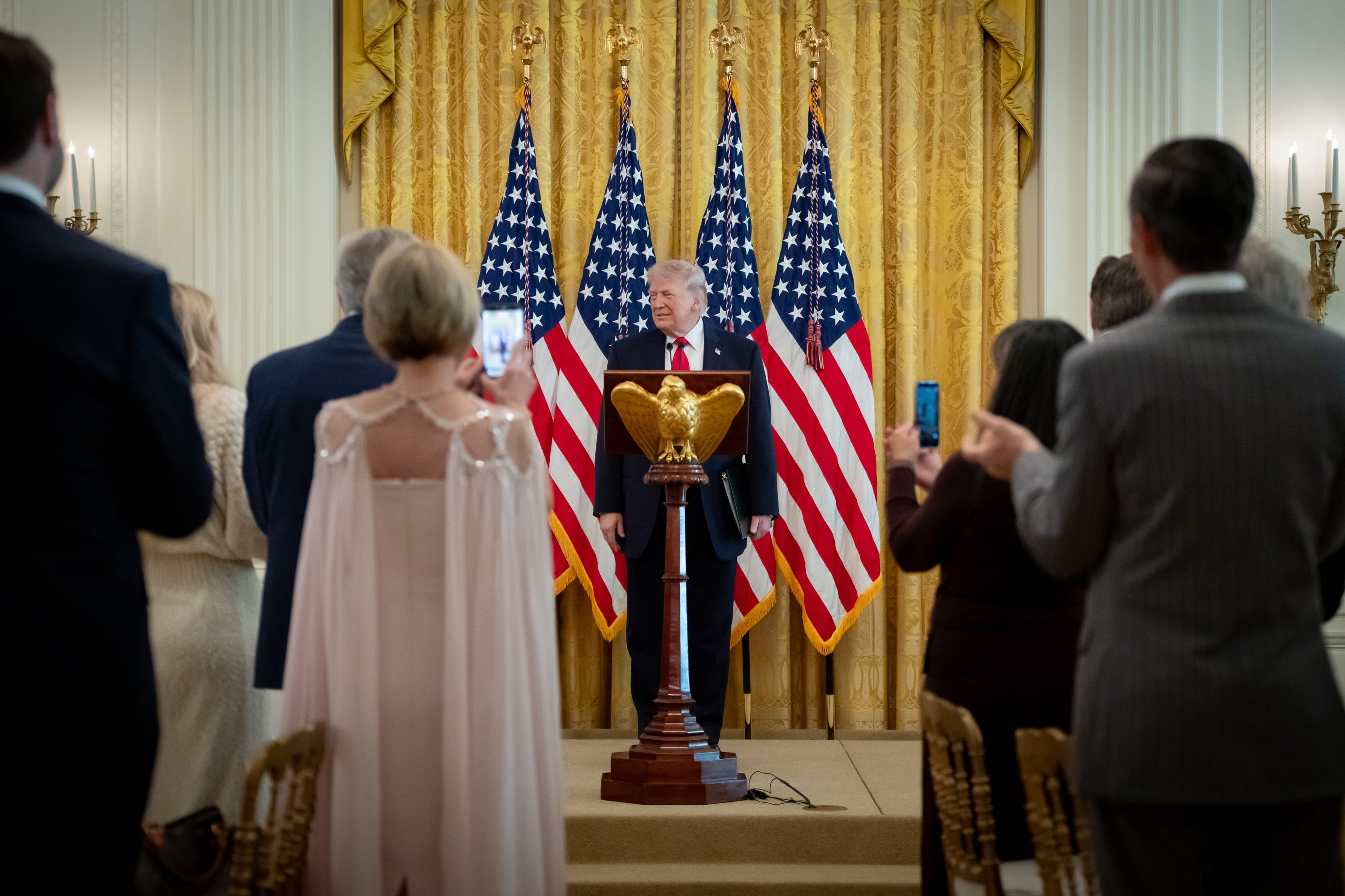 <p>Al parecer, la Casa Blanca eliminó las imágenes de video de un acto celebrado con motivo de la Pascua en el que el presidente Donald Trump se planteó la posibilidad de ser rey, insultó a los líderes europeos y fue comparado con Jesucristo</p>