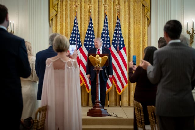 <p>Al parecer, la Casa Blanca eliminó las imágenes de video de un acto celebrado con motivo de la Pascua en el que el presidente Donald Trump se planteó la posibilidad de ser rey, insultó a los líderes europeos y fue comparado con Jesucristo</p>