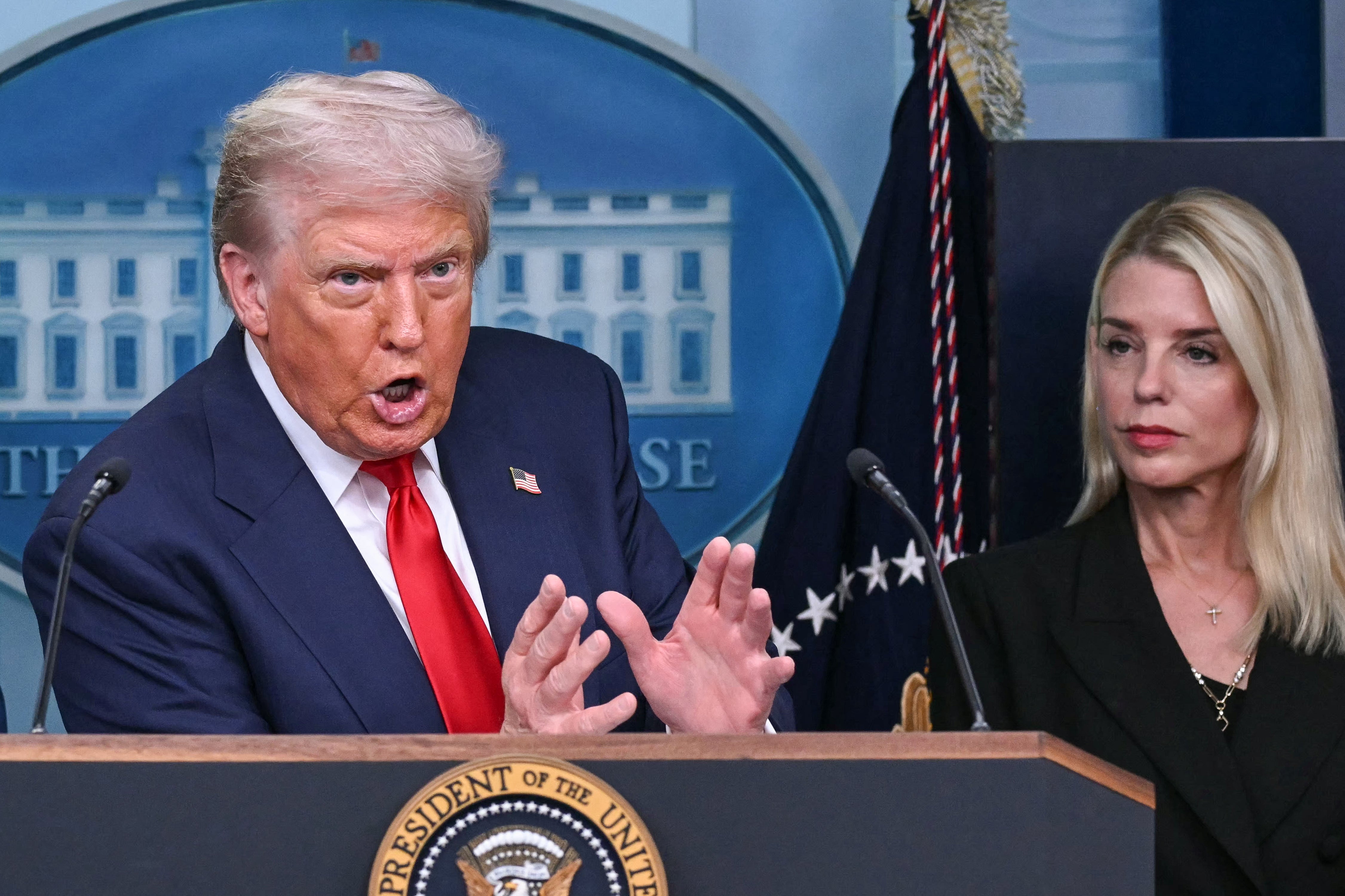 Según el presidente, Bondi pasará a ocupar un puesto en el sector privado. El liderazgo de la fiel partidaria de Trump en el Departamento de Justicia acabó con la independencia histórica de la agencia respecto a la Casa Blanca