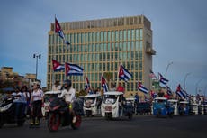 Triciclos, motos y bicis marchan frente a embajada de EEUU en La Habana en contra de sanciones