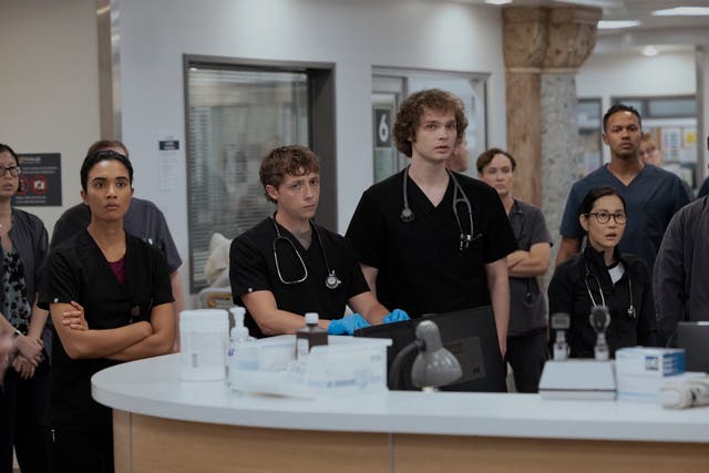 <p>Supriya Ganesh (delante a la izquierda) no volverá a interpretar a la Dra. Samira Mohan en la tercera temporada de <em>The Pitt</em>.</p>