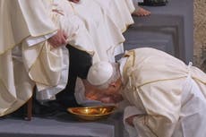Papa León retoma tradicional ritual de lavado de pies a sacerdotes en Jueves Santo