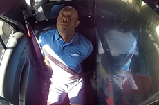 Cámara corporal muestra a Tiger Woods asombrado mientras es esposado tras choque