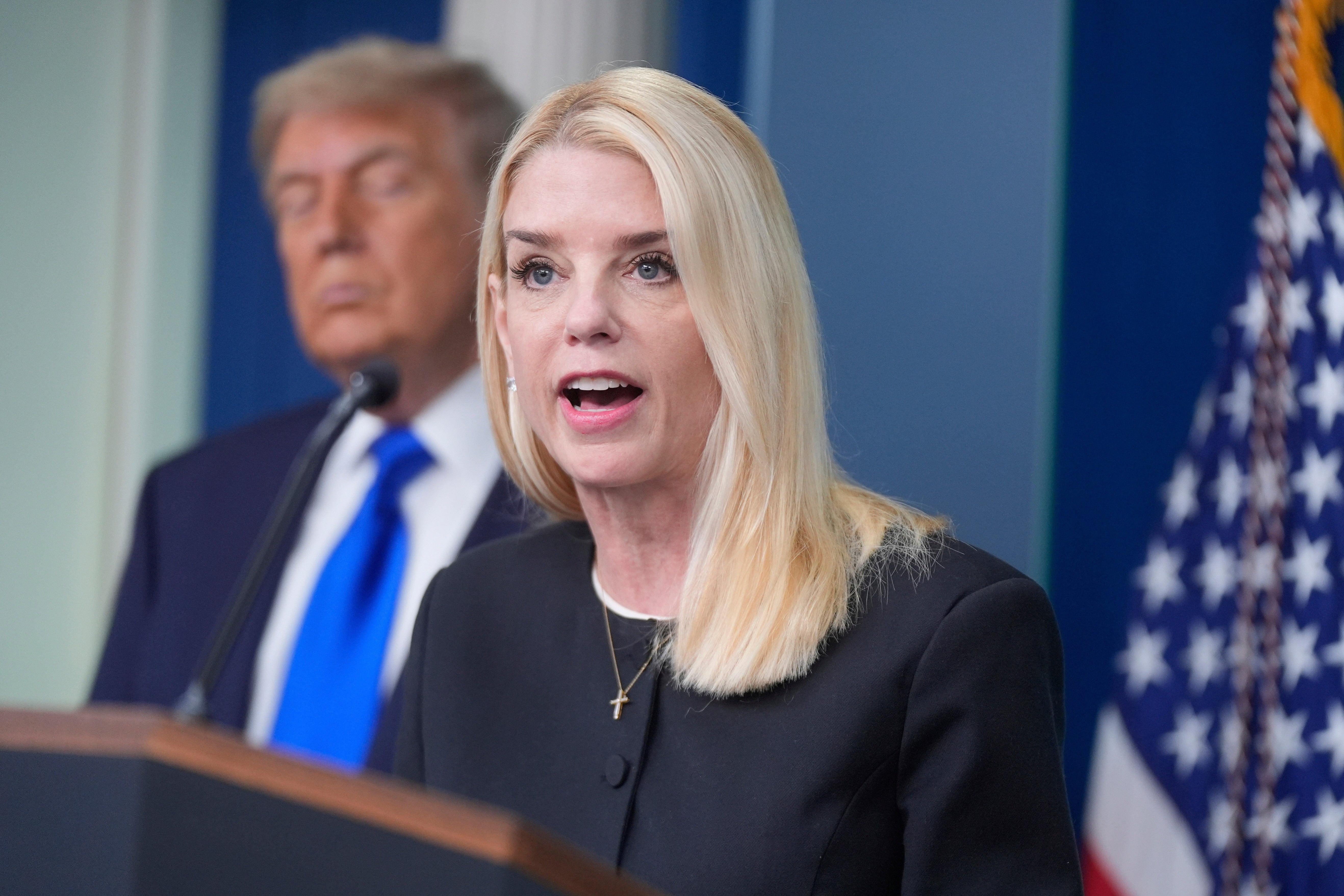 El presidente Donald Trump destituyó el jueves a la fiscal general Pam Bondi, lo que la convierte en la segunda miembro del gabinete en abandonar su administración durante este mandato