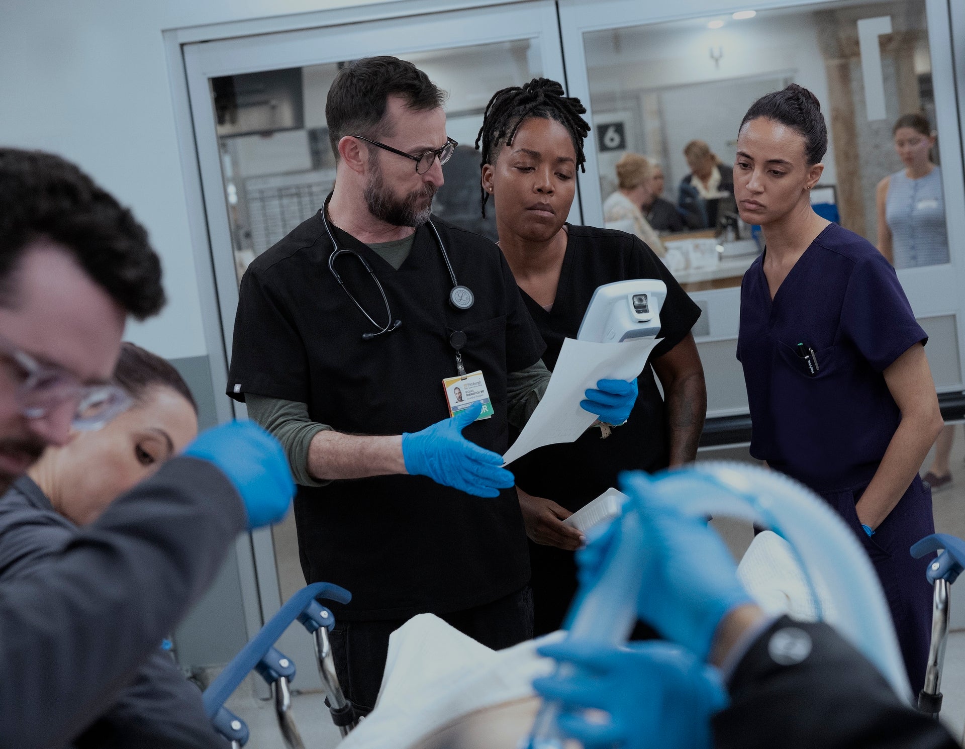 Ayesha Harris (en el centro), que interpreta a la doctora Parker Ellis, residente sénior del turno de noche, fue ascendida a personaje habitual de la serie para la tercera temporada (Warrick Page/MAX).