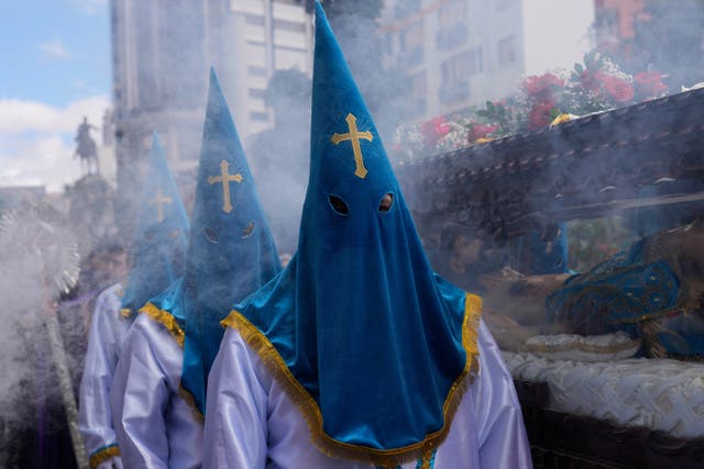 <p>En la ciudad de La Paz, autoridades del gobierno y bandas militares acompañaron la procesión del viernes, en la que penitentes encapuchados sacaron el Santo Sepulcro a las calles</p>