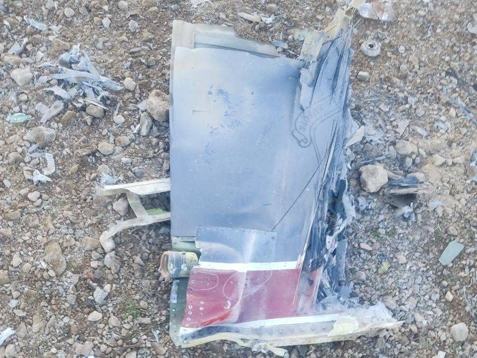 Fotos de medios estatales iraníes afirmaron mostrar fragmentos de un avión militar de EE. UU. derribado en una imagen que, según se indicó, fue tomada en el centro de Irán y difundida el 3 de abril de 2026