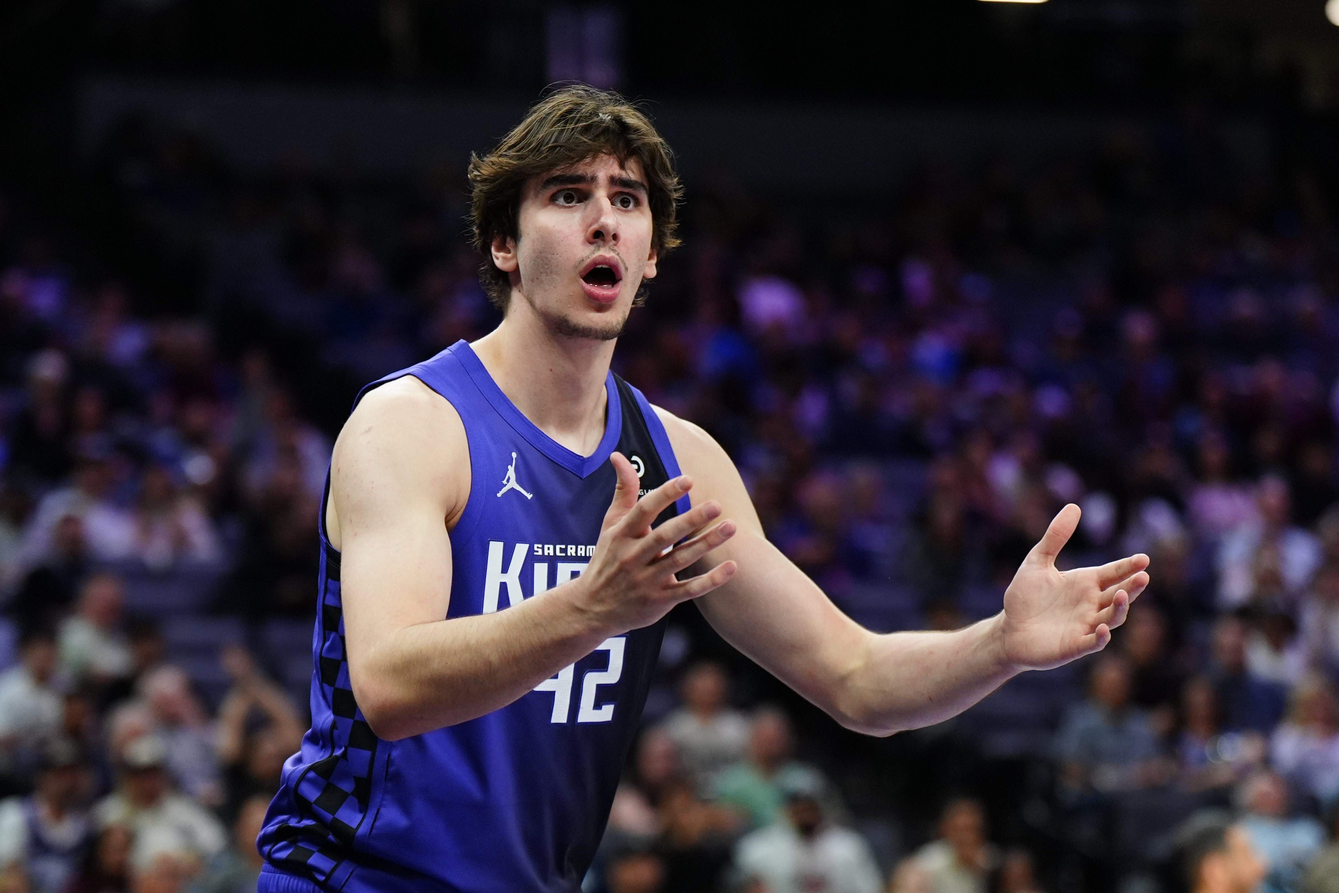 Raynaud anota 28 puntos y ayuda a Kings en victoria frente a Pelicans