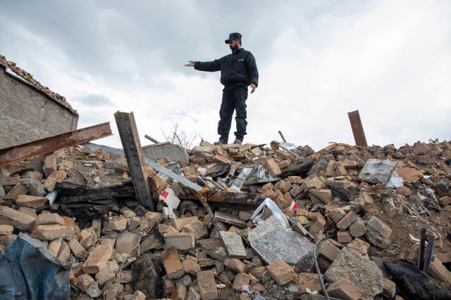 <p>Personas revisan los restos de edificios destruidos por ataques aéreos el 4 de abril en el sur de Teherán, Irán  </p>