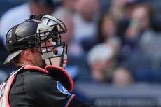 Tendencia preocupante, Liam Hicks sufre para sacar a corredores que intentan robar base